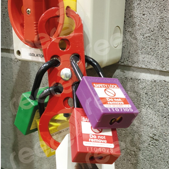Steel lockout hasp Red, scissor action 45x32mm&19mm dia jaws